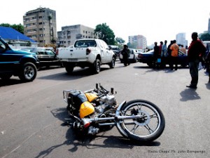 une moto accidenté sur le boulevard du 30 juin à Kinshasa dont les victimes ont été évacués à l'hopital Ph John Bompengo (2)