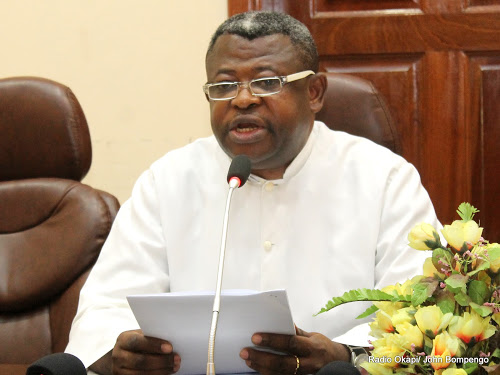 Abbé Donatien Nshole, premier secrétaire général adjoint de la Commission Episcopale Nationale du Congo (CENCO) le 4/03/2013 à Kinshasa, lors d’un point de presse. Radio Okapi/Ph. John Bompengo