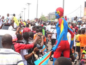 La population de Kinshasa venue accueillir les Léopards vainqueurs du Chan Rwanda 2016 lors de leur passage sur les avenues de la capitale en présentant la coupe le 8/02/2016. Radio Okapi/Ph. John Bompengo