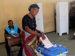 Début de vote le 28/11/2011 à Kinshasa, pour les élections de 2011 en RDC. Radio Okapi/ Ph. John Bompengo