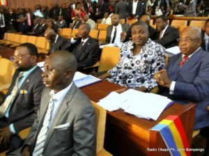 Des députés de l’opposition congolaise,  le 07/05/2012 au Palais du peuple à Kinshasa, lors de la présentation du programme du gouvernement à l’Assemblée nationale par le Premier ministre Matata Ponyo Mapon. Radio Okapi/ Ph. John Bompengo